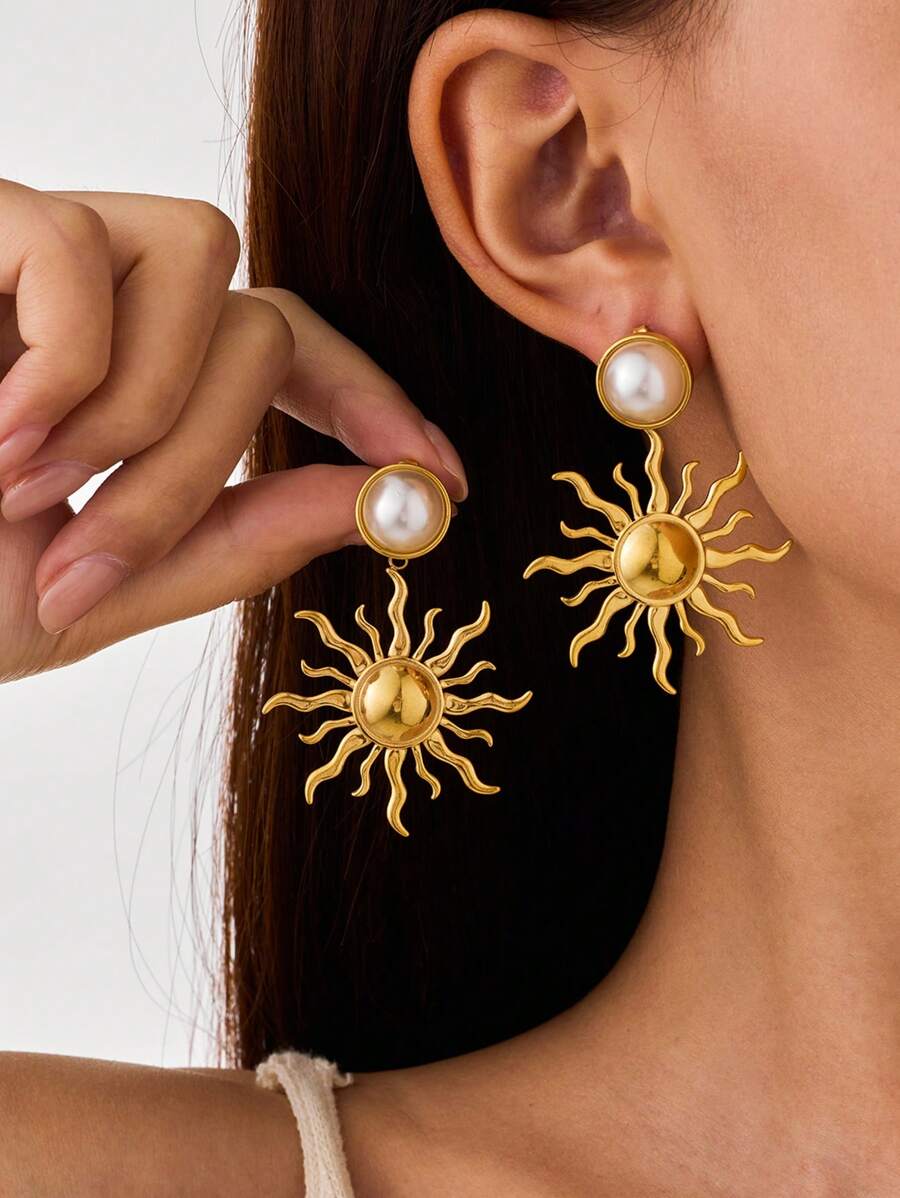 2 piezas de pendientes colgantes de acero inoxidable con forma de sol dorado y perla incrustada
