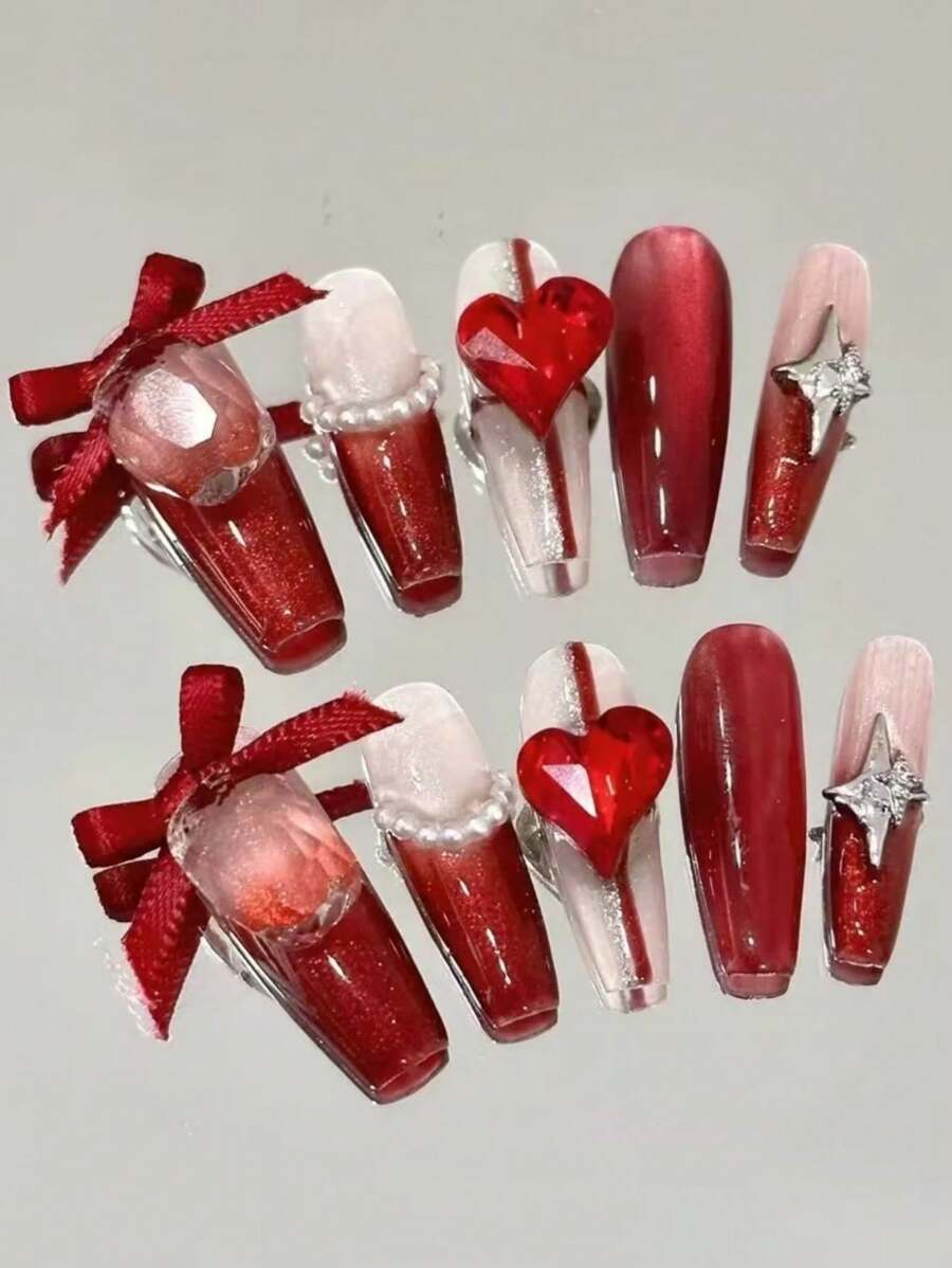 10 pièces de patches d'ongles longs de forme cercueil faits à la main dans des dégradés de rouge, ornés de bijoux, de nœuds de ruban, de chaînes de perles et de motifs d'étoiles. Convient pour les fêtes, les mariages et l'usage quotidien. Comprend 1 flacon de vernis gel et 1 bloc de polissage d'ongles. Faux-ongles à presser.