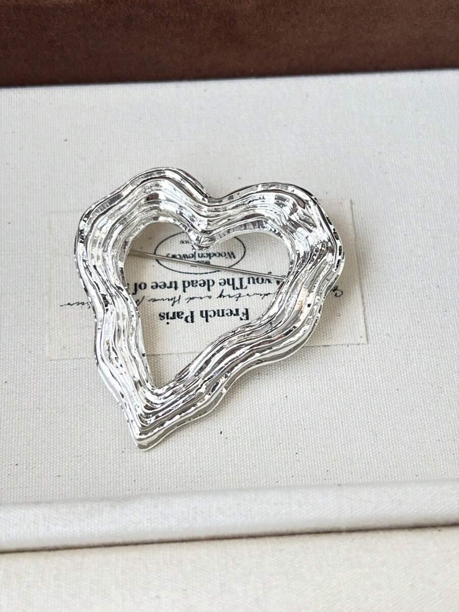 1pc Elegant Vintage Metal Heart Brooch, Fashionable For Women To Wear Casually Or On Holidays, Great Gift For Friends And Family