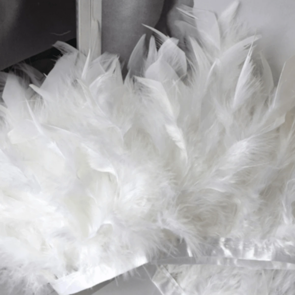 1 Yarda/1 Pieza Recorte de tela con plumas de pavo esponjosas de estilo clásico, accesorios de manualidades hechos a mano y coloridos, adecuado para Halloween, fiestas, bodas, disfraces, bolsos, tocados, decoración de mangas