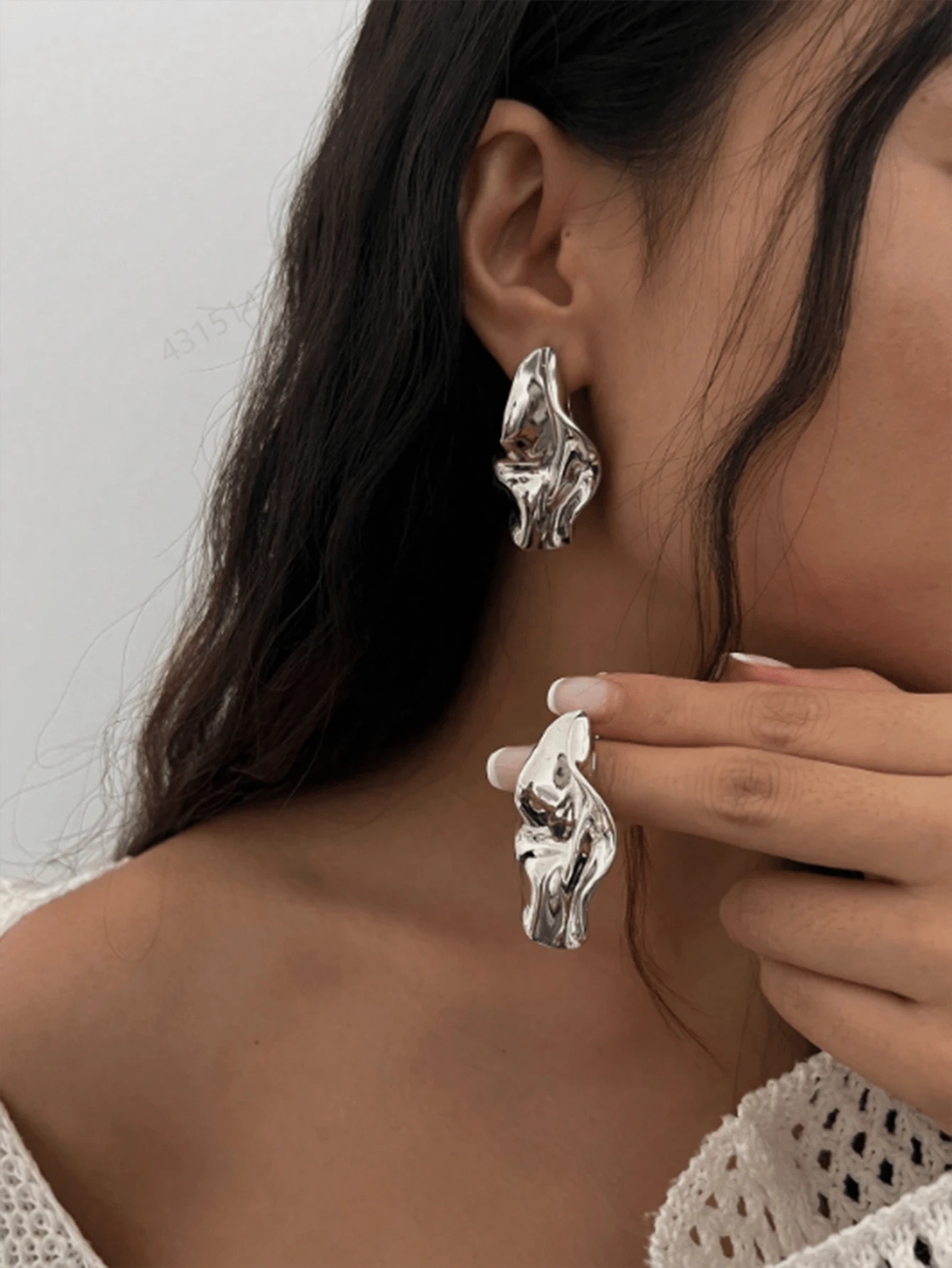 1 paar metalen asymmetrische abstracte bladoorbellen, vintage minimalistische mode-sieraden, geschikt voor dagelijks werk, vakanties, feesten en banketten voor vrouwen