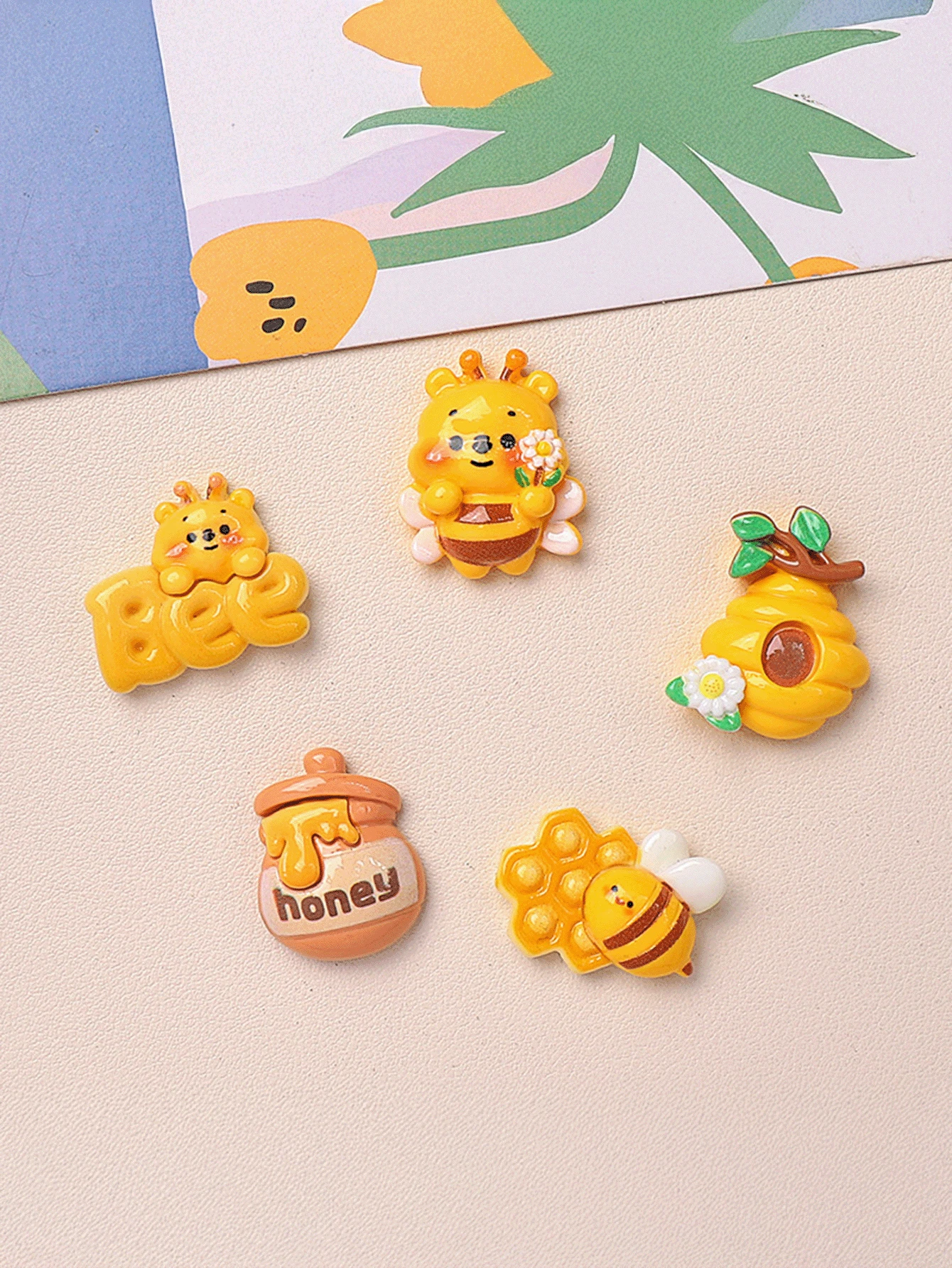 Set de 10/30 piezas decoraciones de resina brillante con diseños de abeja de dibujos animados en colores aleatorios, accesorios DIY para pinzas de pelo, fundas de teléfono, tazas, tocados