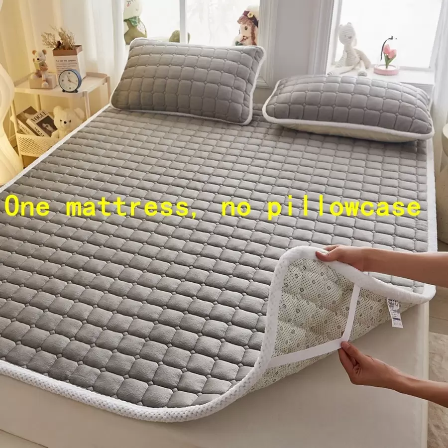 1 pièce Surmatelas super doux en velours de soie de lait gris, mince. Conception matelassée avec sangles aux coins pour une installation facile. Respirant et chaud. Convient pour la chambre à coucher, le canapé, le camping en automne/hiver (taie d'oreiller non incluse)