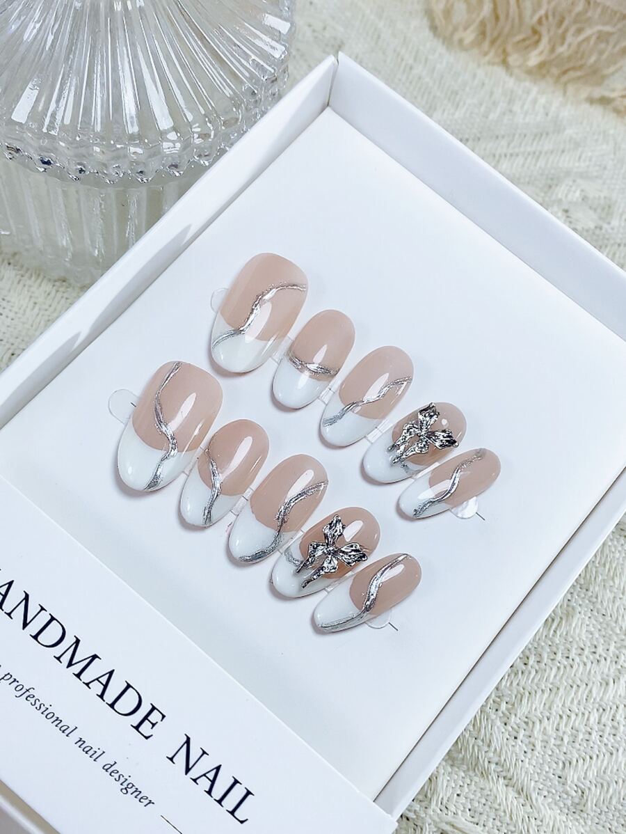 10 piezas de uñas hechas a mano de FAIRYPLUS, decoración de mariposa de alta gama temperamental en color desnudo suave, polvos de espejo plateado pintados a mano de forma pura para blanquear, estilo lujoso y simple de uñas postizas
