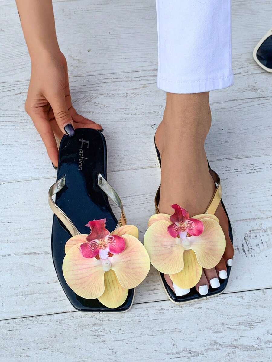 Nuevas sandalias tipo flip flop de tacón bajo y elegante diseño floral para mujer 2025, sandalias casuales para usar con vestidos, versátiles para el verano