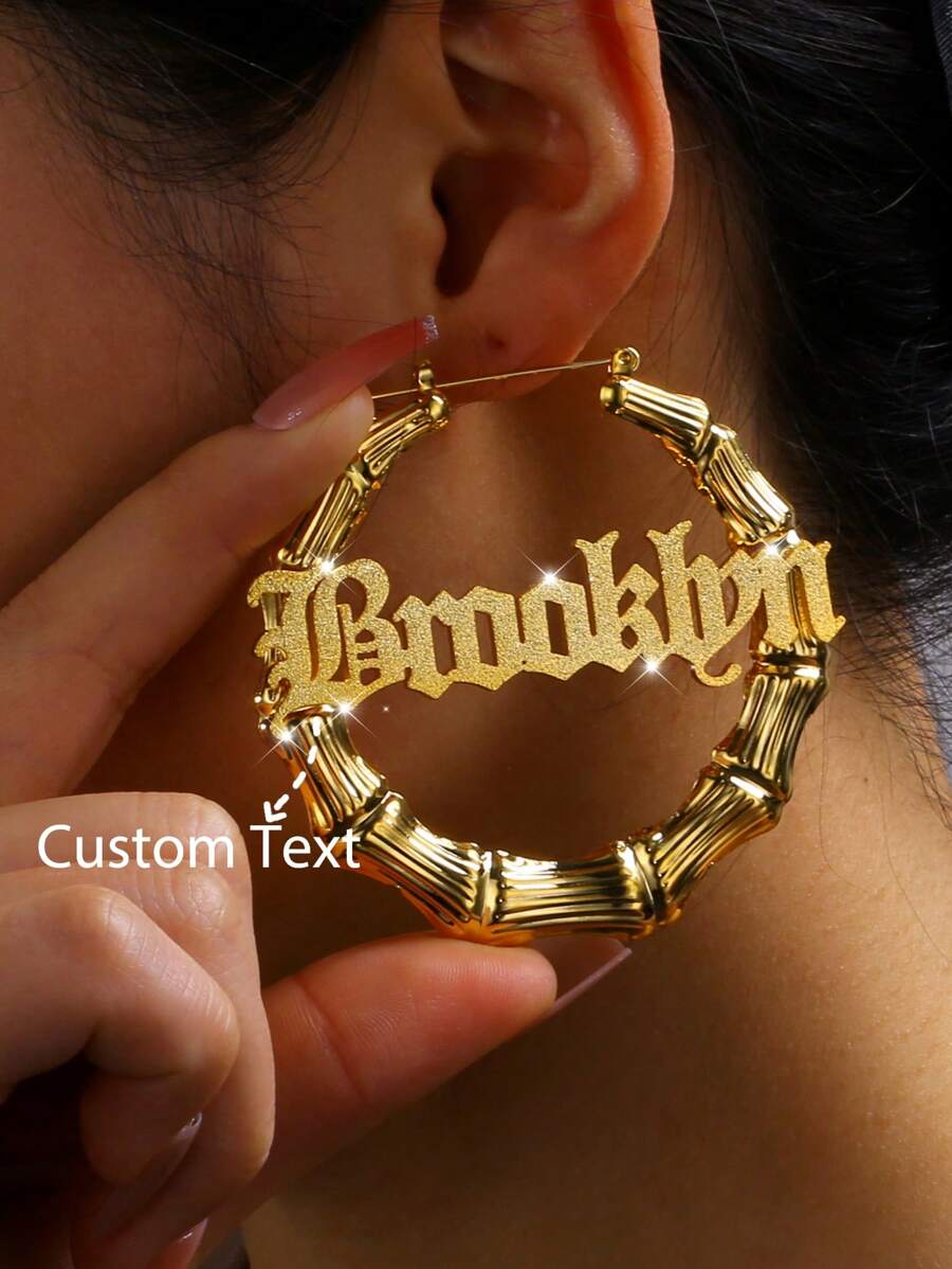 Pendientes de aro de bambú grandes de 70 mm personalizados, pendientes de acero inoxidable con nombre de bamboo mate personalizables, aretes de anillo de nombre dorado para novia, novia y novia. Regalo de joyería de boda para esposa, Día de San Valentín y Navidad, dorado, elegante, acogedor, vintage, hipster, simple, Y2k, moda de los 2000, personalizado, personalizado. Uninico, regalo ideal para él, ideal, para novio, novio. Amiga, esposa.