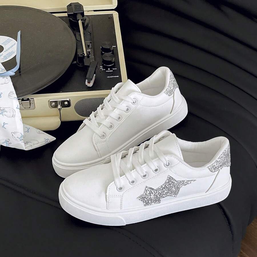 Zapatos casuales blancos para mujer de suela suave y ligera, de moda, con diseño de estrella, planos, con cordones, deportivos, elegantes, antideslizantes, cómodos y transpirables, adecuados para todas las estaciones. Nuevos lanzamientos adecuados para vestidos.