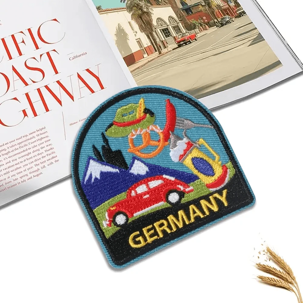 1 pièce Patch brodé vibrante avec motif de voiture, montagne et chope de bière - Applique thermocollante ou à coudre pour DIY sur vêtements, robes, chapeaux, jeans - Cadeau parfait pour les voyageurs et les passionnés d'artisanat