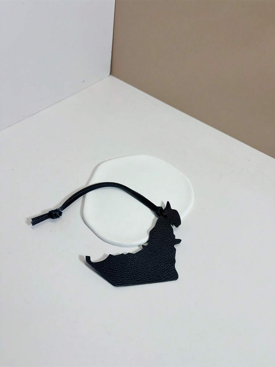 1 pièce Porte-clés simple et intéressant en forme de carte, en couleur unie PU, accessoire de voiture, breloque de sac, convient pour les couples, les étudiants, le bureau, les déplacements quotidiens, les voyages, les cadeaux pour la petite amie, le petit ami, la mère, l'anniversaire des enfants