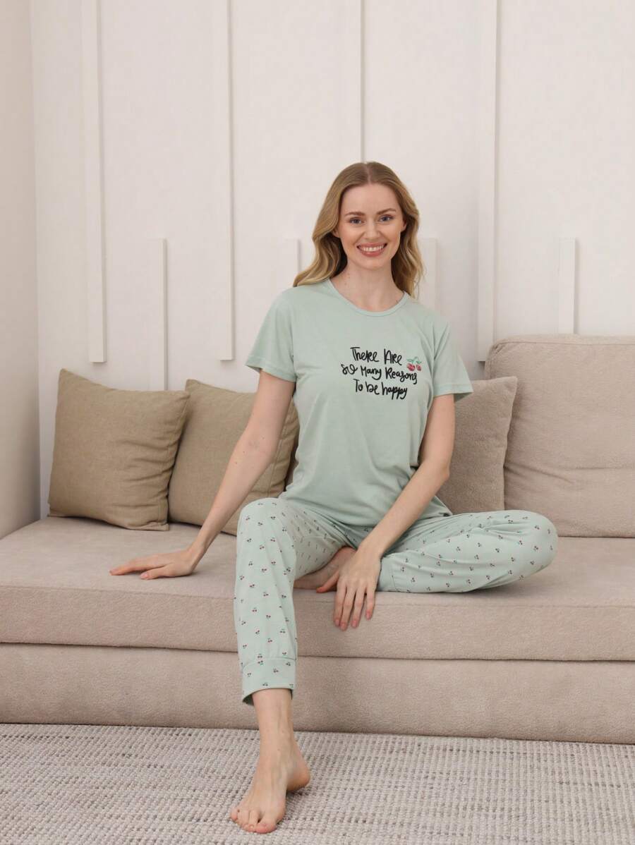 Mirano Pyjama-Set mit kurzärmligem Oberteil mit Buchstabe Muster und langer Hose mit Kirschmuster