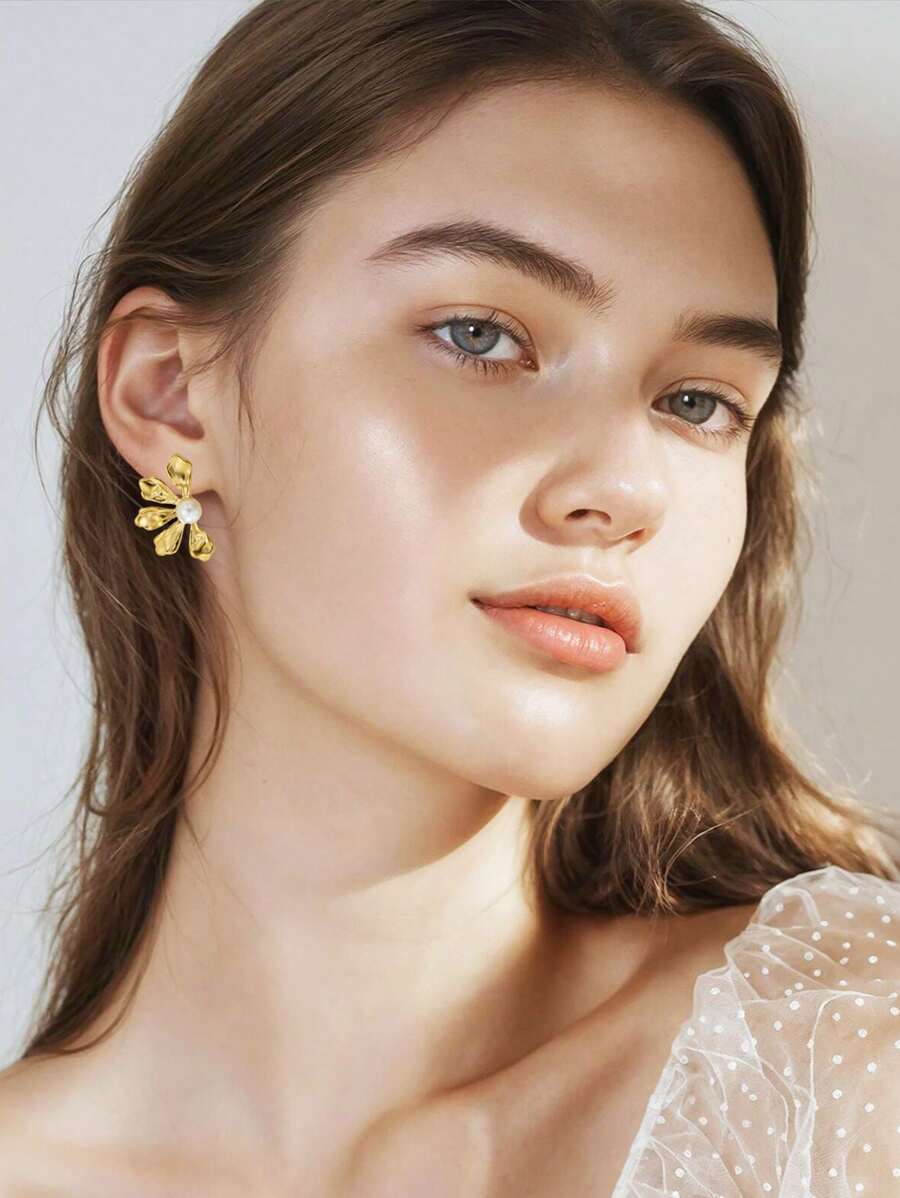 A Pair Of Luxurious And High-End Titanium Steel Flower Earrings With Pearl Stamens Suitable For Women's Daily Wear