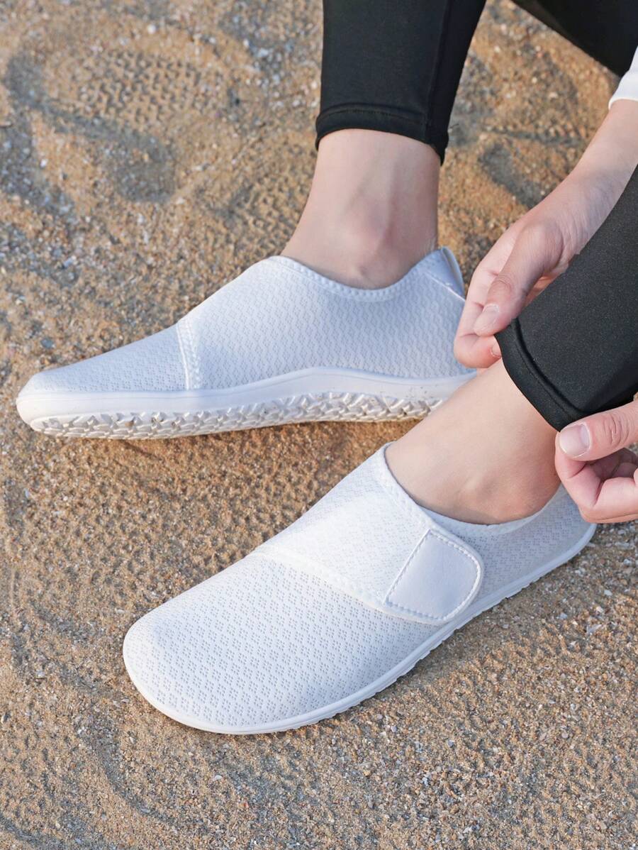 1 par de zapatillas deportivas con malla de unicolor y transpirables para niños, suela blanda de EVA antideslizante y resistente al desgaste, estilo de pareja con cierre de gancho y bucle para calzado casual al aire libre