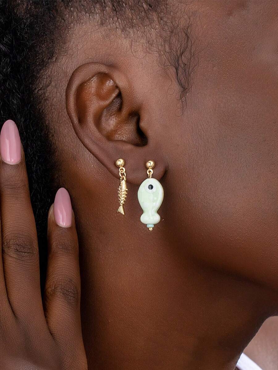 2 paires de boucles d'oreilles pendantes en céramique de forme et de couleur aléatoires en forme de poisson, faites à la main pour femmes