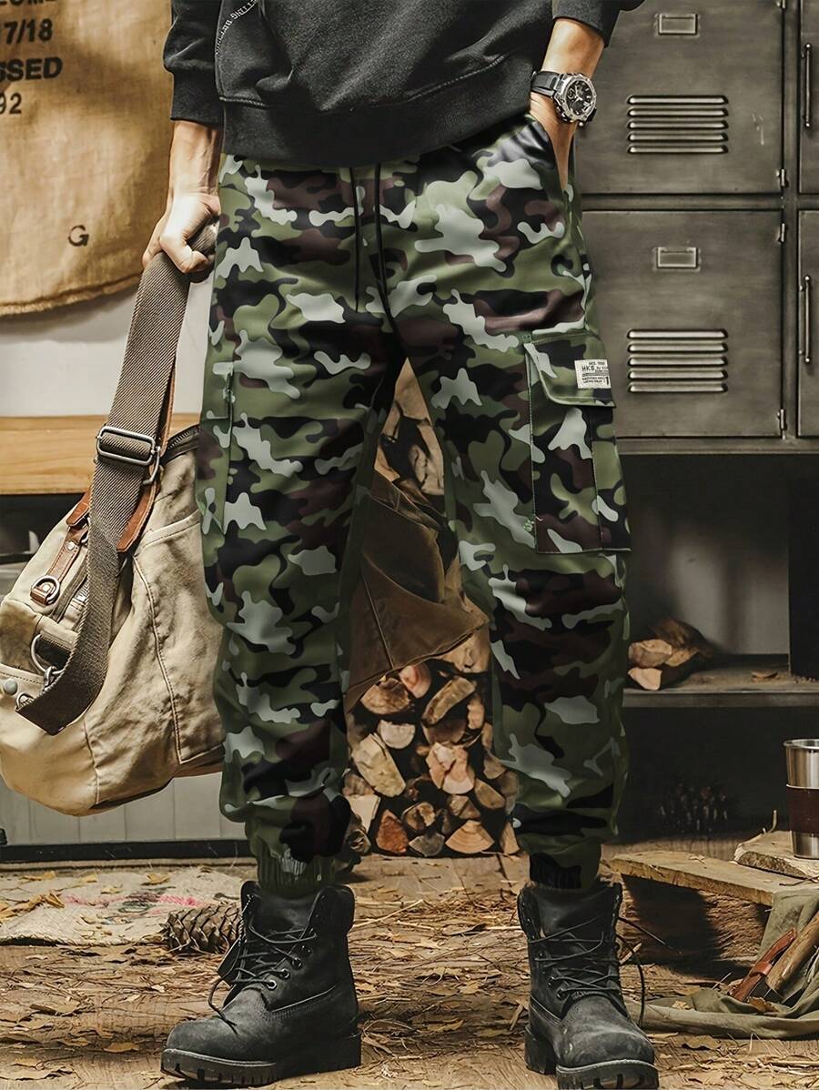 Pantalones cargo de camuflaje casuales para hombres, 100% tela tejida de poliéster sin estiramiento, ajuste regular, con cintura con cordón y bolsillos con solapa, pantalones cargo para exteriores