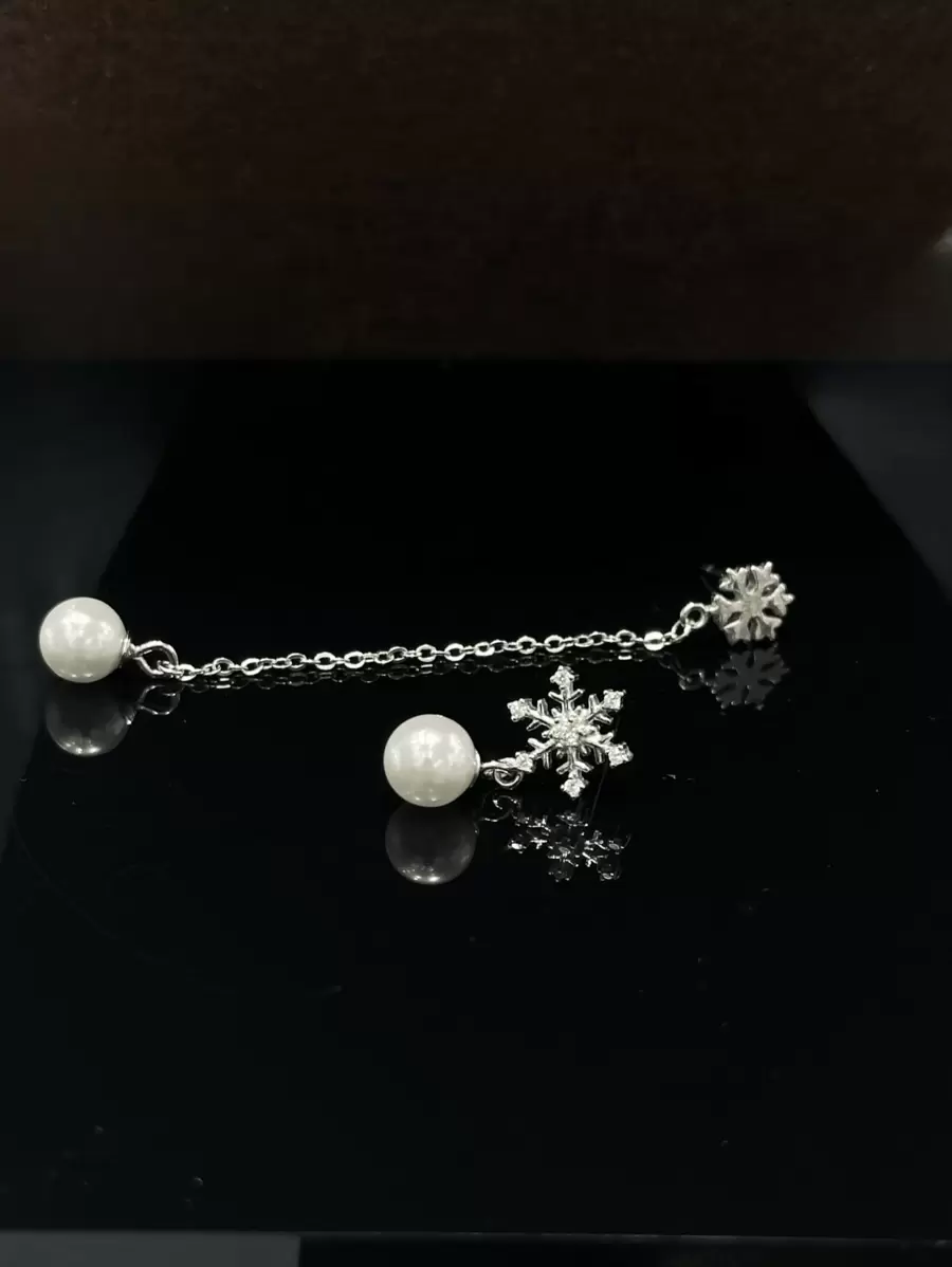 1 pièce Boucles d'oreilles pendantes en argent sterling 925 avec pierre de Zircone cubique asymétrique en forme de flocon de neige et perle, convient pour le port quotidien des femmes