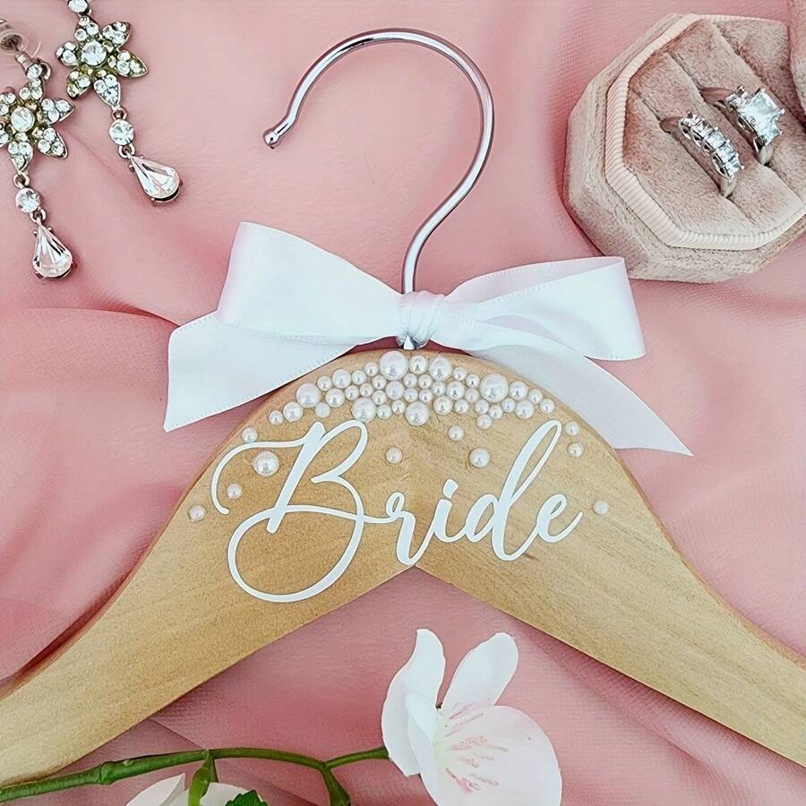 1pc Bride Printed Pearl Hanger, Wooden Wedding Decor, Bridal Party Accessory, Wedding Room Decor, Bride-To-Be & Bridesmaid Gift, Artificial Wood, No Power Required