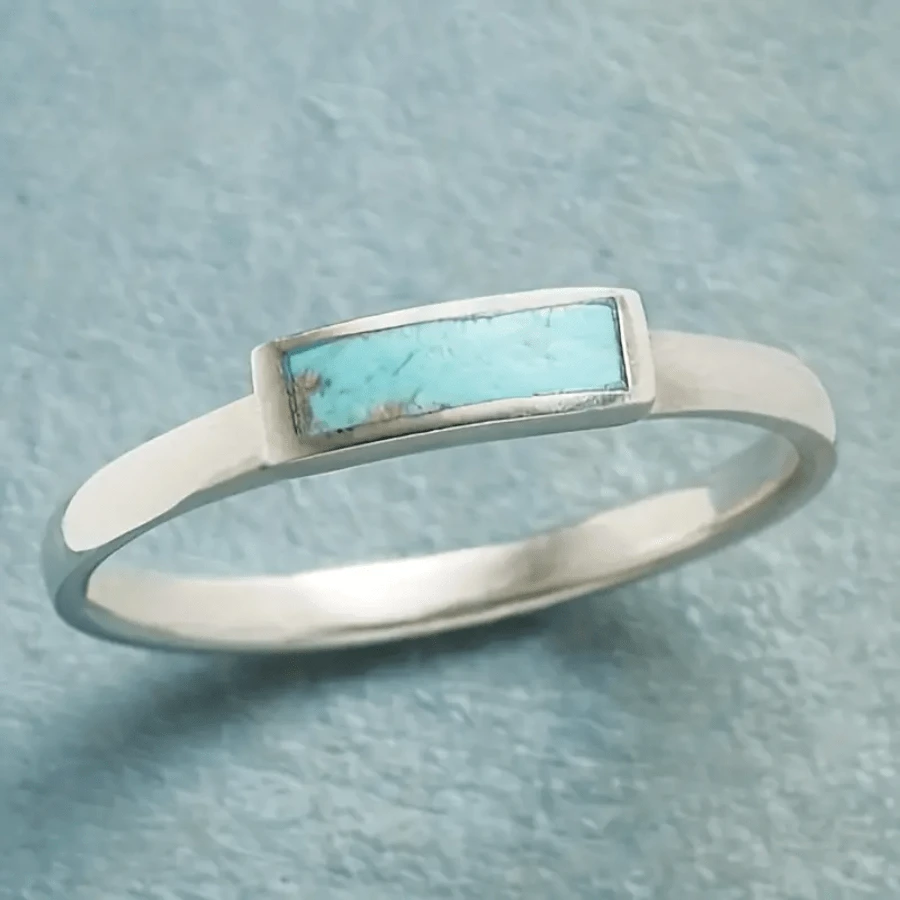 Normcore Stil schmaler Ring, versilbert mit eingelassener Türkiseinlage, passend zu täglichen Outfits, geeignet für Herren und Damen, verschiedene Größen zur Auswahl