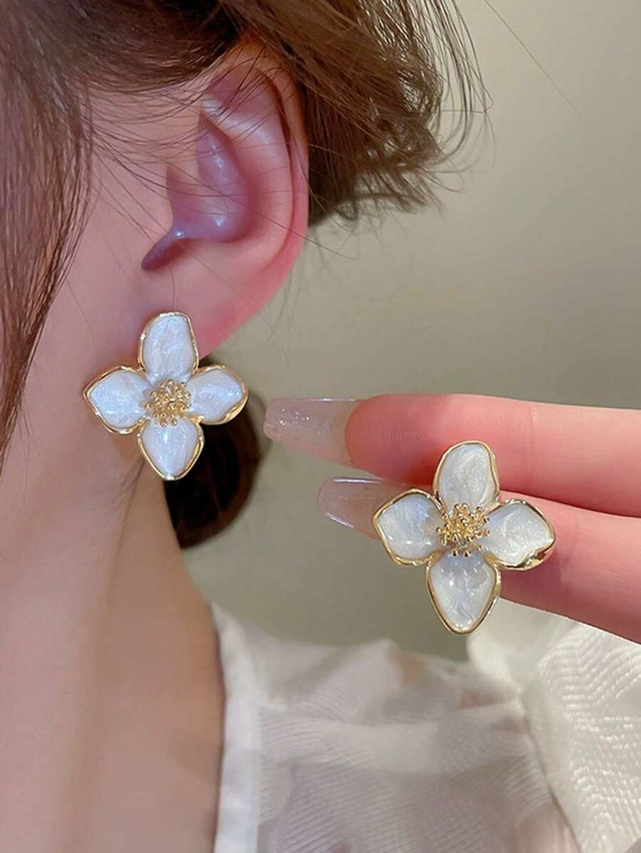 1 Pair Minimalist Versatile Retro Elegant Metal Flower Stud Earrings, Unique Style For Women, Suitable For Daily Or Festival Wear