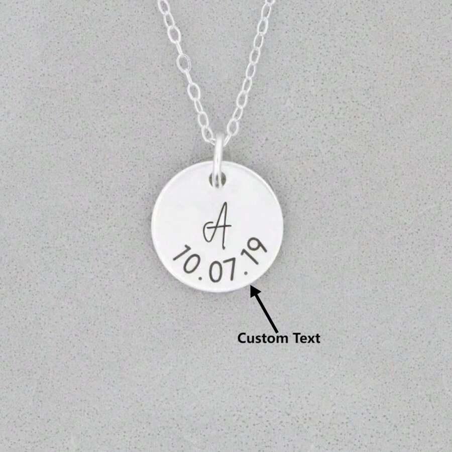 Collar de plata personalizado con texto "Mamá" • Colgante con inicial de hijos y fecha • Joyería personalizada para el Día de la Madre con identidad de abuela