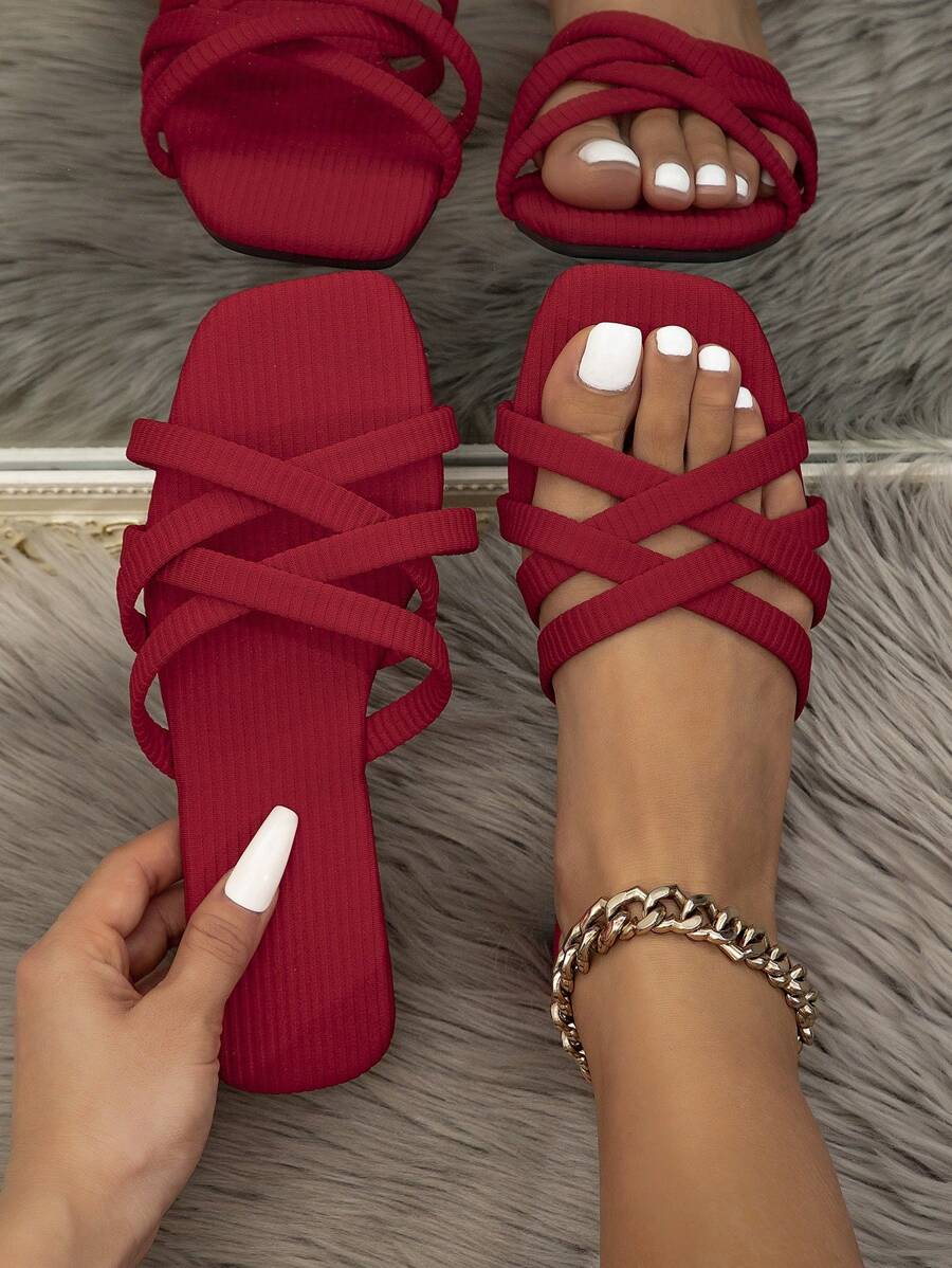 Sandali piatti da donna alla moda, infradito estive da spiaggia antiscivolo e carine, sandali piatti a righe rosse, eleganti sandali slip-on europei e americani per il Medio Oriente