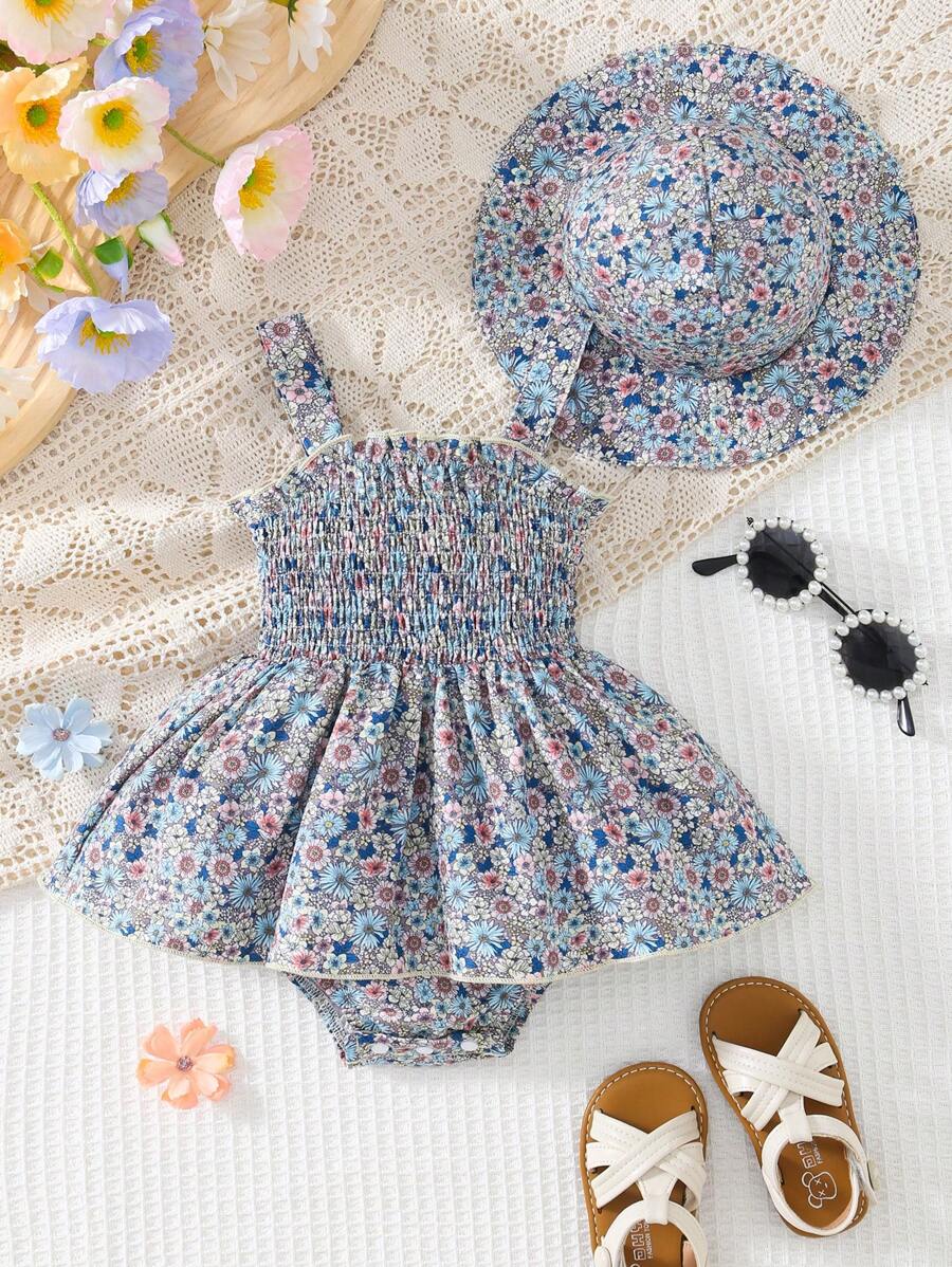 Set da 2 pezzi Abito tutina casual chic da neonata con stampa floreale su tutto il tessuto, volant elasticizzati e bretelle, e cappellino con stampa floreale ditsy, per l'estate