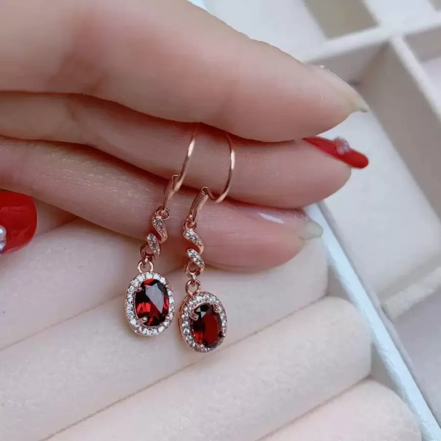 1 par de pendientes de plata chapada en oro con rubíes naturales, pendientes de botón, pendientes de moda elegantes de plata de ley 925, regalos de moda para parejas, con significado de paz, libertad, riqueza, buena suerte, felicidad familiar, adecuados para regalos familiares, regalos de Navidad y diversos regalos para fiestas, regalos de cristal (regalo aleatorio: cordón, caja de regalo)