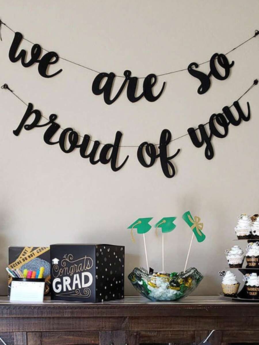 1 pieza Pancarta decorativa para fiesta de graduación con purpurina dorada y negra que dice "Estamos muy orgullosos de ti"