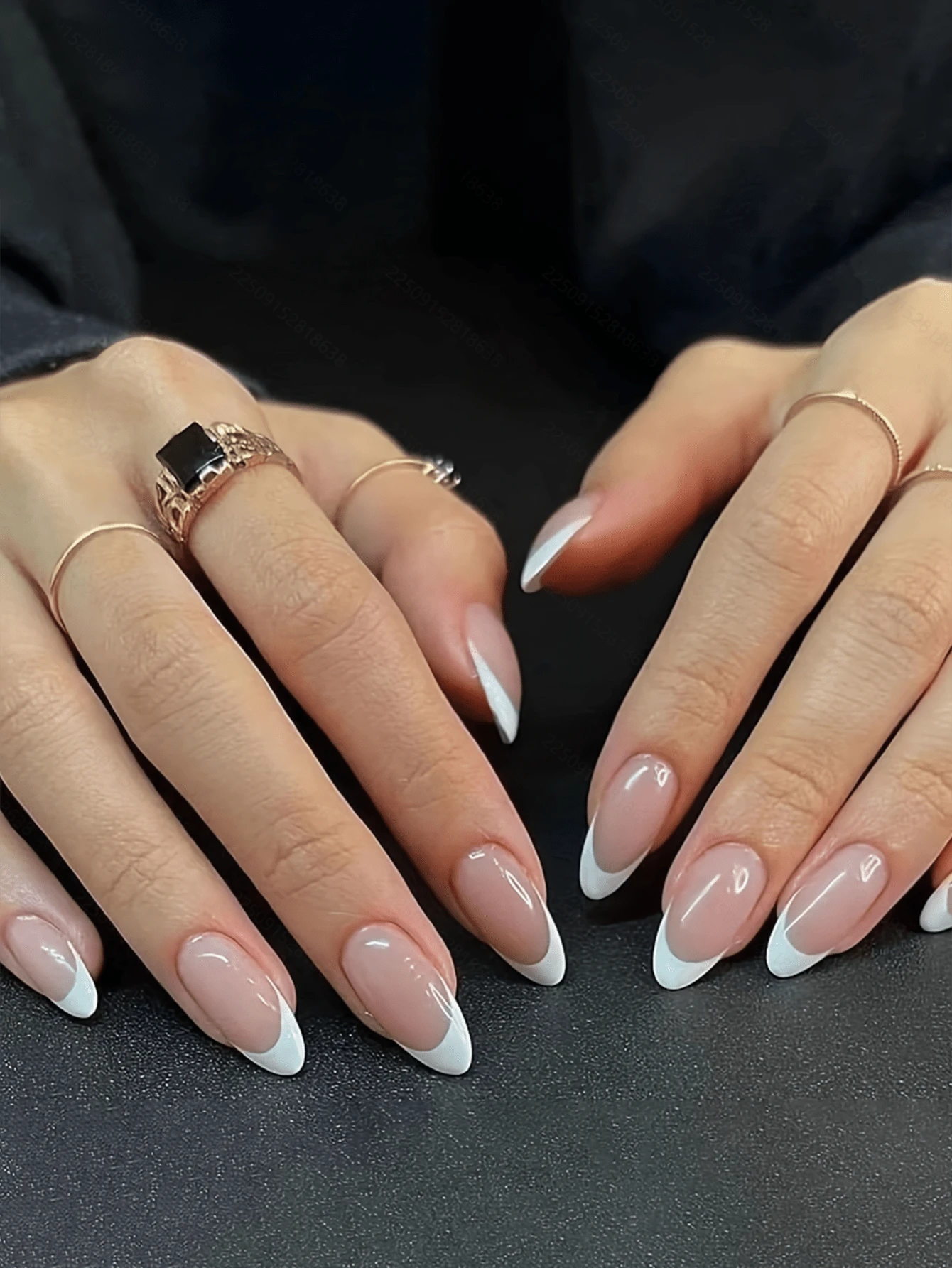 24 pièces Ongles de French manucure blancs minimalistes en forme d'amande de longueur moyenne, à poser, convient aux femmes et aux filles