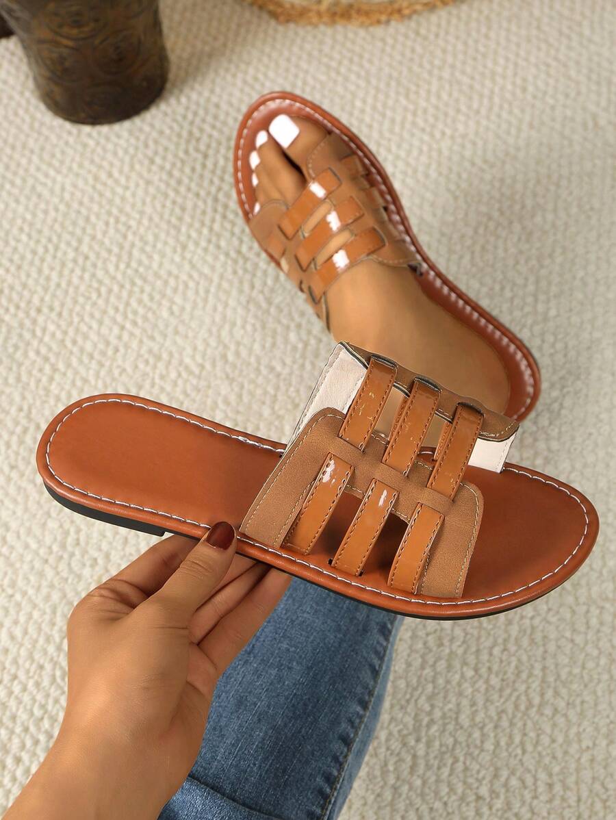 Sandalias planas huecas de moda para el verano 2025 con tiras para mujer