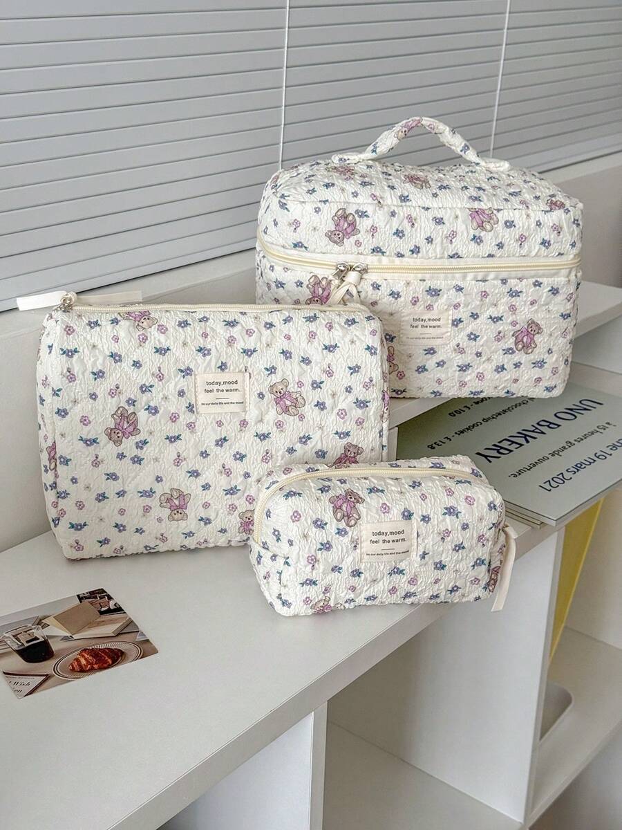 Bolsa de maquillaje de tela suave con estampado de oso de peluche morado con flores, cierre con cremallera, linda bolsa de almacenamiento para cosméticos, viajes y uso doméstico