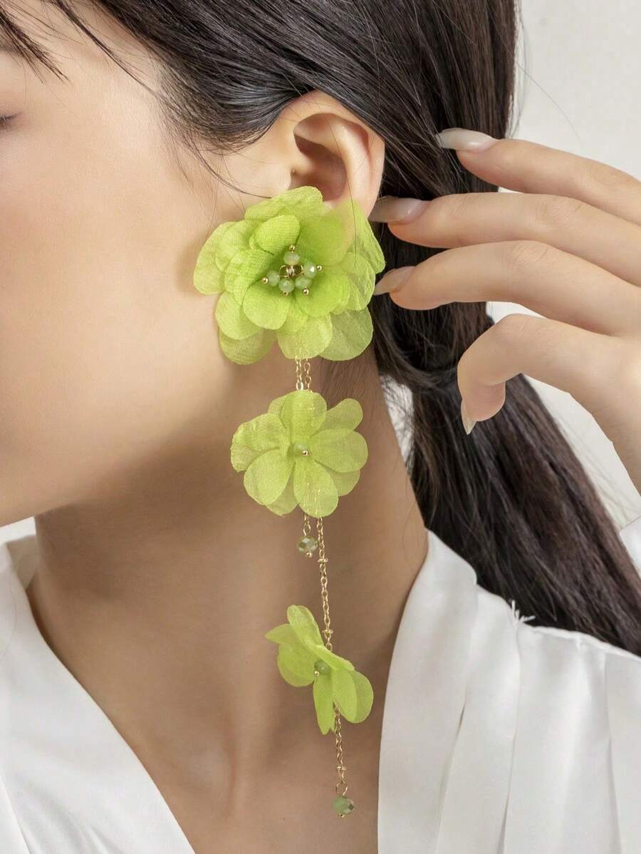 1 par de pendientes largos de flor de tela color verde, adecuados para uso diario