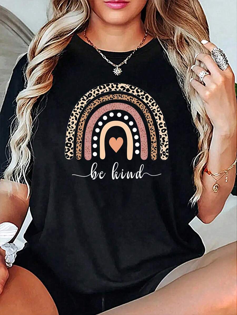 Maglietta estiva casual a maniche corte con scollo tondo da ragazza pre-adolescente, con stampa a leopardo e slogan "Rainbow Bridge"
