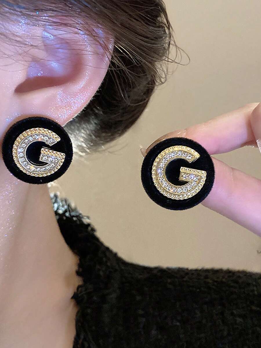 1pc Mini G Initial Earrings For Women, 2024 New Popular Luxury Retro Hong Kong Style Earrings, High-End Niche Ear Jewelry