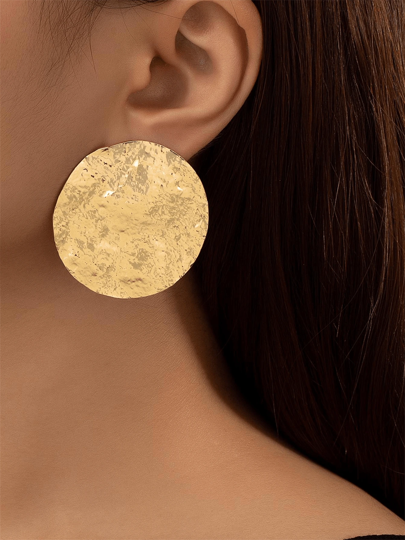 1 par de aretes redondos con disco metálico en relieve, accesorios versátiles para el uso diario