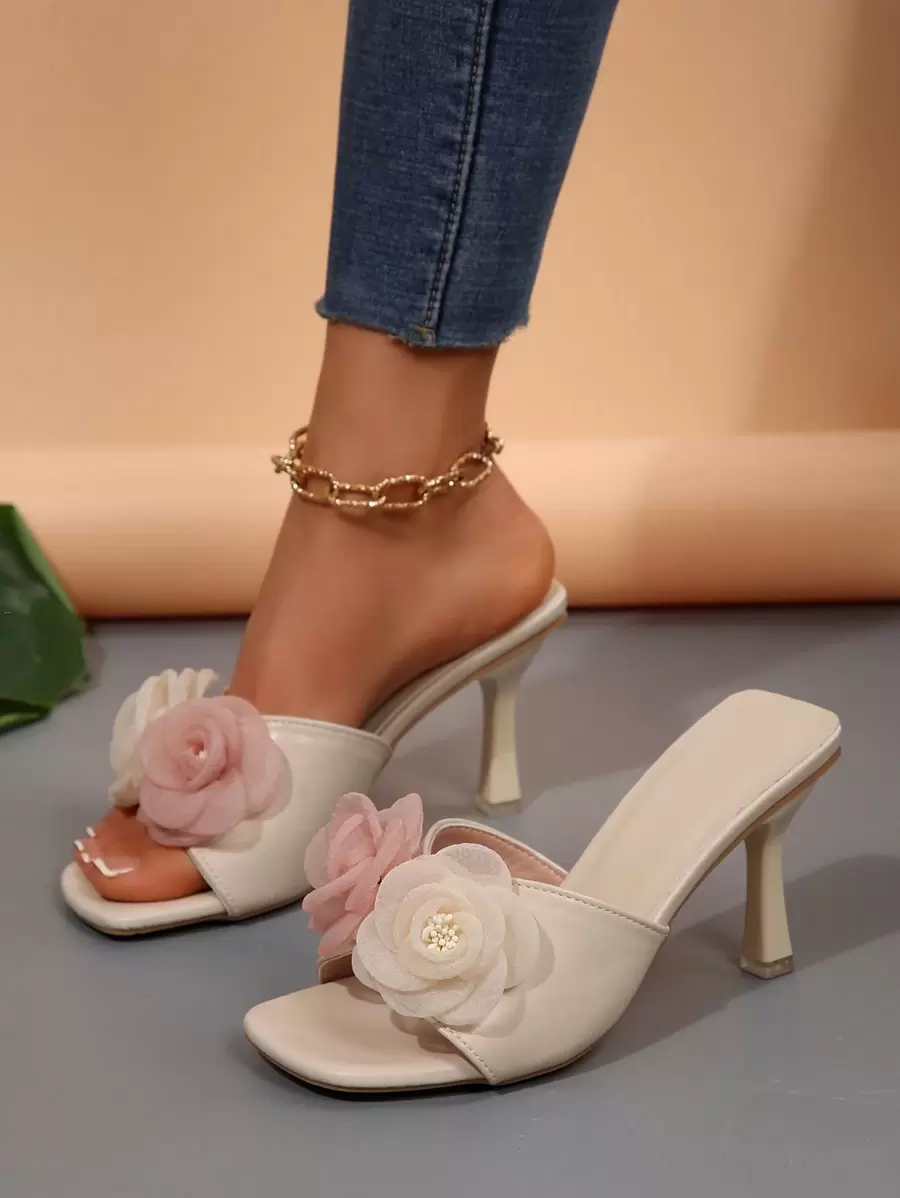 Eleganckie damskie buty na obcasie z kwadratowym noskiem i kryształową kokardką, odpowiednie na letnie przyjęcie i wesele