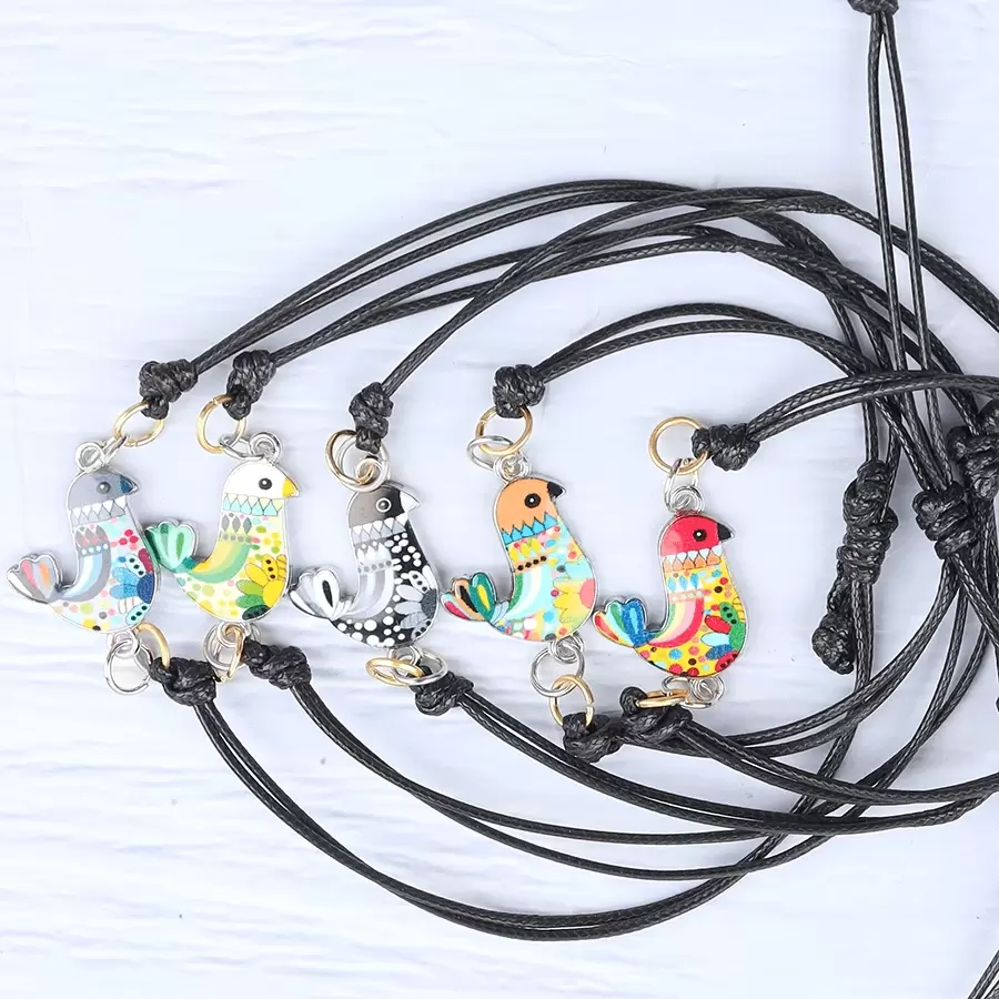 1 pieza/5 piezas Pulsera colgante de pollo miniatura colorido, elegante vintage con tema animal, hecho a mano con cordón de plástico tejido, tamaño ajustable, adecuado para uso diario y fiestas, regalo para amantes de los animales, se puede dar a familiares o amigos