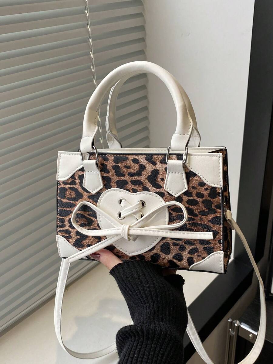 Un nuevo bolso de mano mini cuadrado de estilo retro con estampado de leopardo para el otoño y el invierno. Decoración con lazo, apertura con cremallera, correa de hombro ajustable y larga, con capacidad pequeña. Adecuado para el uso diario, ocio y estudiantes de mujeres.