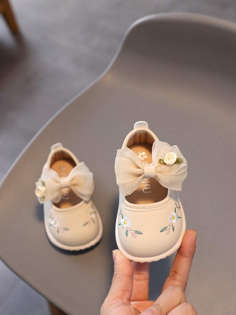 1 paire de chaussures pour fillettes, nouvelles chaussures de princesse pour bébé fille imprimées papillons en PU, semelles légères et souples convenant pour l'apprentissage de la marche, printemps été automne