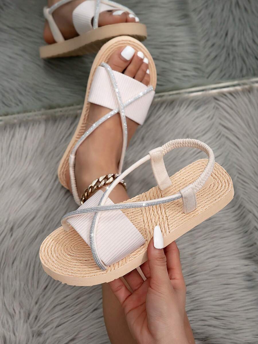 Sandales plates pour femmes, bride croisée en PU avec ornement de faux perle, design blocs de couleurs, enfiler, convient pour sortir, simple et casual, plage d'été