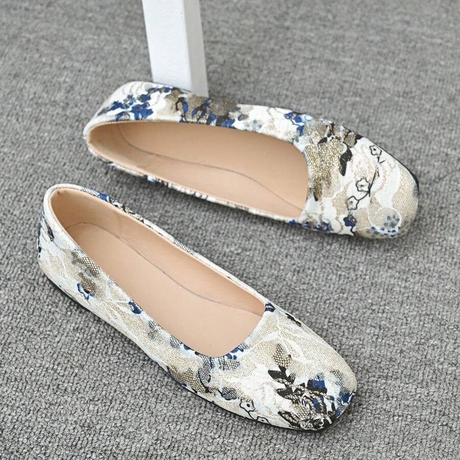 Chaussures plates femme, nouvelles chaussures plates brodées de style printemps chinois Hanfu, chaussures plates à bout carré brodées, mocassins
