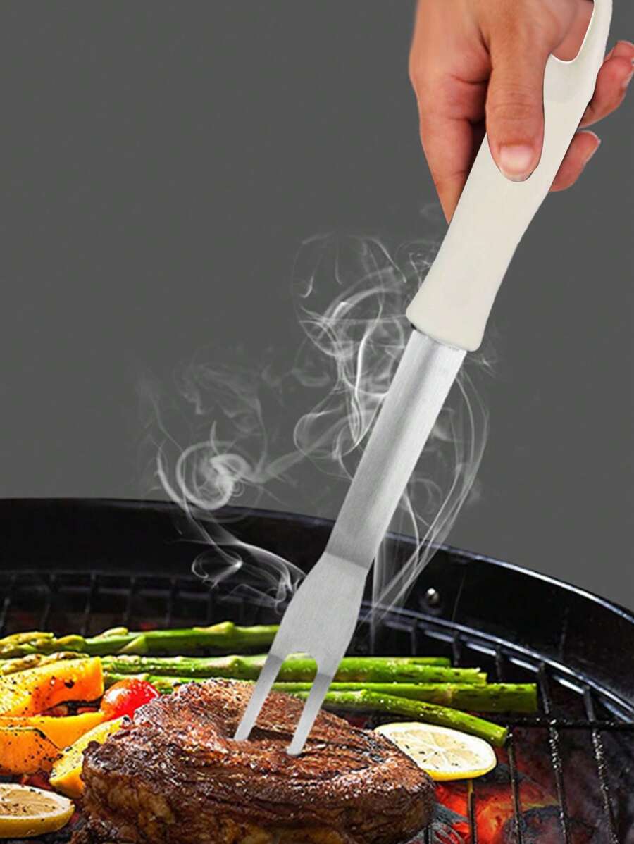 Une fourchette à viande en acier inoxydable, une fourchette à barbecue, des ustensiles de barbecue, des ustensiles de barbecue en plein air, une fourchette à viande, une fourchette à steak pour barbecue, un poulet rôti, un canard, un poisson