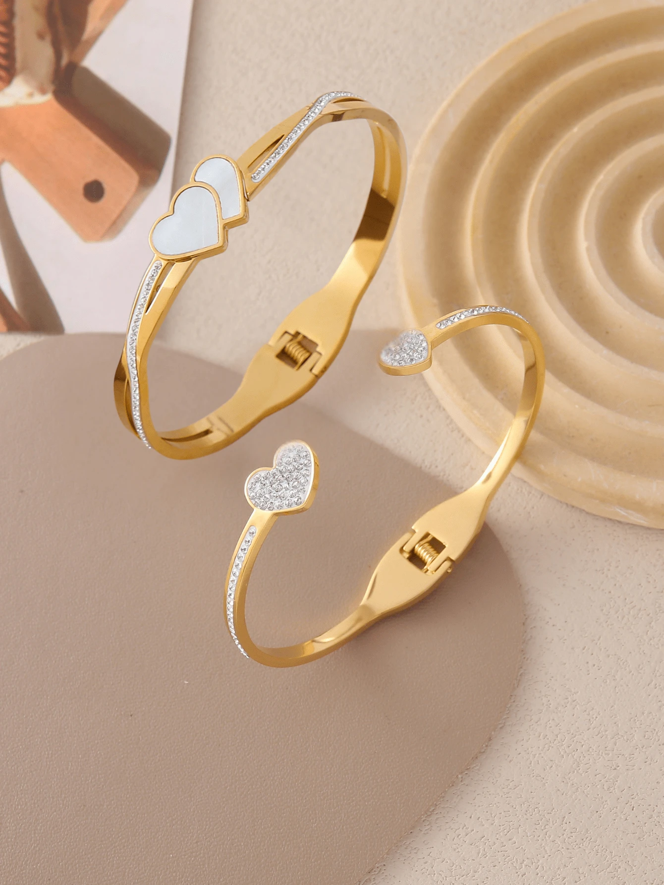 1pc Women's Lovely Plated Golden Double Heart Imitate Shell Bracelet, Suitable For Daily Wear And Vacation