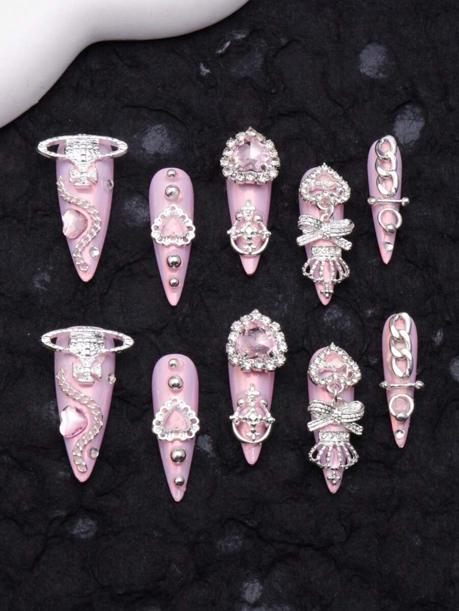 10 pezzi Set di unghie finte estive stile giapponese Y2K, unghie acriliche a stiletto lunghe con finitura cromata - Unghie finte intere con decorazioni a cuore in 3D e strass, unghie false con finitura rosa lucida, catena e smalto metallizzato, per San Valentino, Ognissanti, regali per donne e ragazze