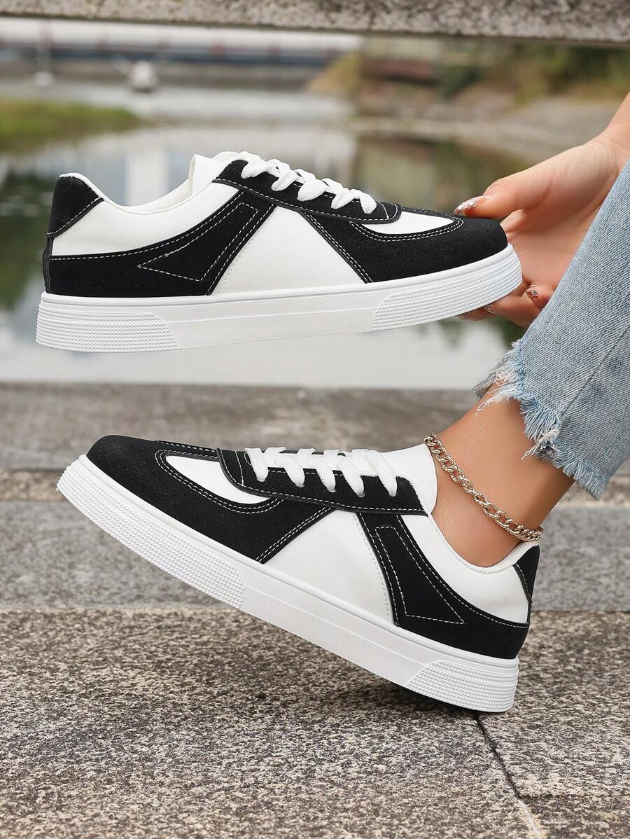 Tênis feminino casual para caminhada ao ar livre, versátil, listrado, com cadarço, bico redondo, preto