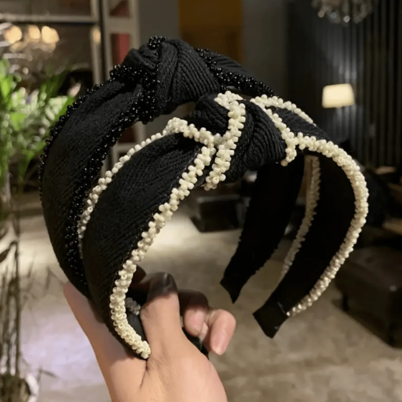 1/2 Peças Faixa de Cabelo com Desenho Trançado em Preto e Branco, Decorada com Miçangas Requintadas. O Desenho torcido adiciona um toque de moda. Textura macia, confortável de usar e com moderada aderência, não escorrega facilmente. Adequado para cabelos na altura dos ombros, rabo de cavalo baixo