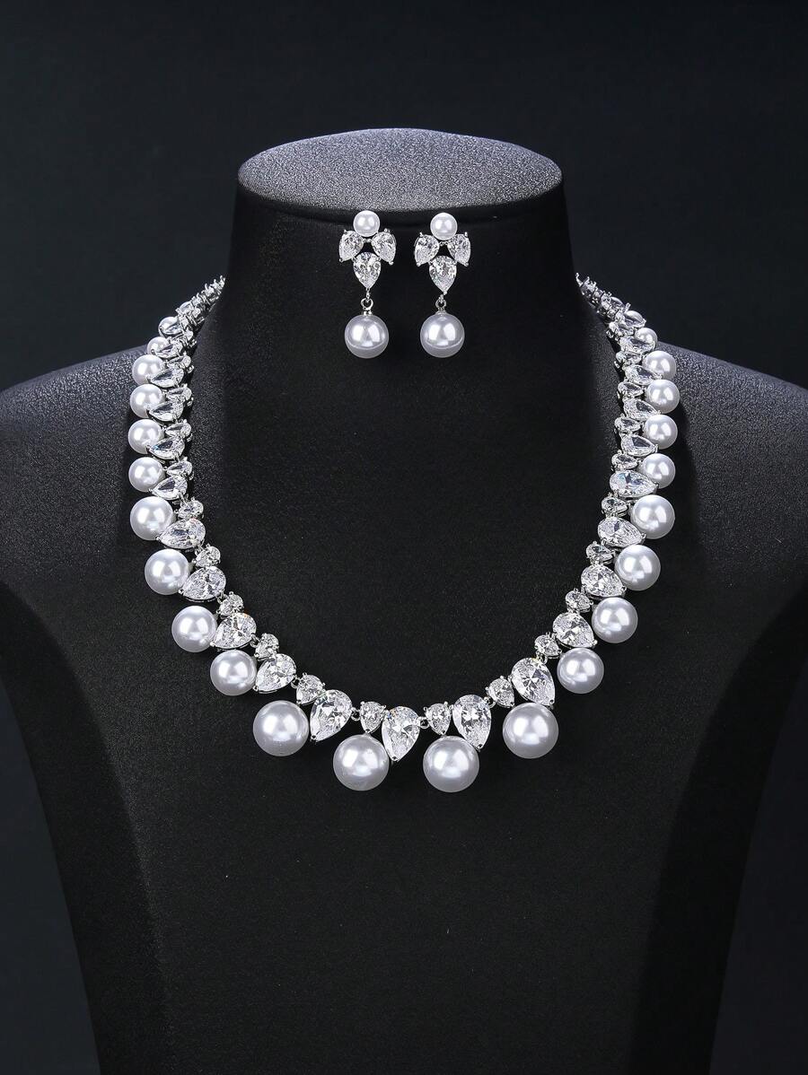 1 set de 3 pièces de bijoux glamour CZ comprenant un collier et des boucles d'oreilles. Collier de mariage pour assortir à la robe de mariée ou la robe de soirée, bijoux de perles artificielles. Cadeau pour les fêtes et anniversaires.
