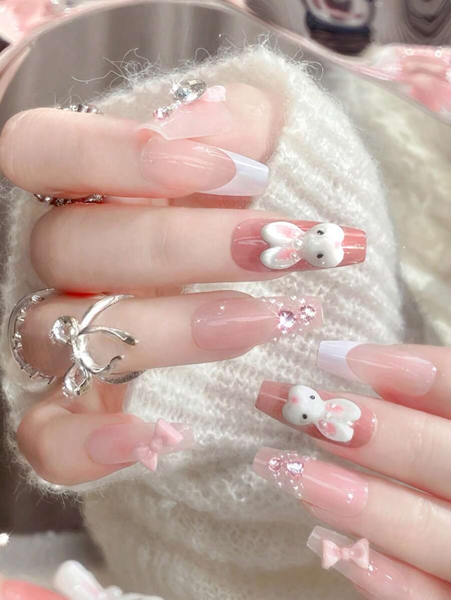 YTJ ¡Actualiza tu look de uñas postizas! 24 piezas de uñas postizas en forma de ataúd largas en un lindo moño rosa de conejo y un juego completo reutilizable de accesorios de diamantes, que incluye 1 botella de pegamento de gelatina y una lima de uñas, perfecto para fiestas, bailes y uso diario.
