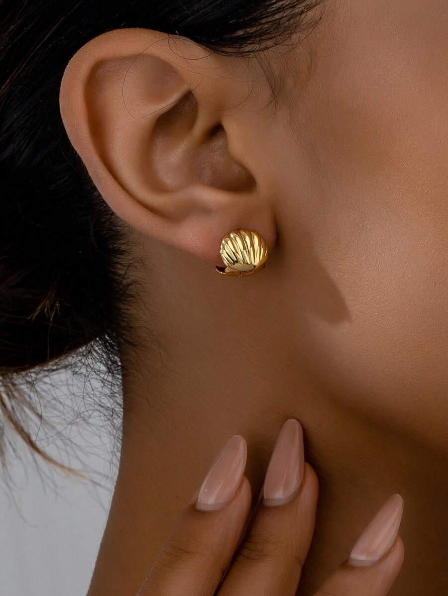 1 paire de boucles d'oreilles créoles texturées en forme de coquille de style plage océanique, plaqué or 18 carats en cuivre. Mode, pour le bureau