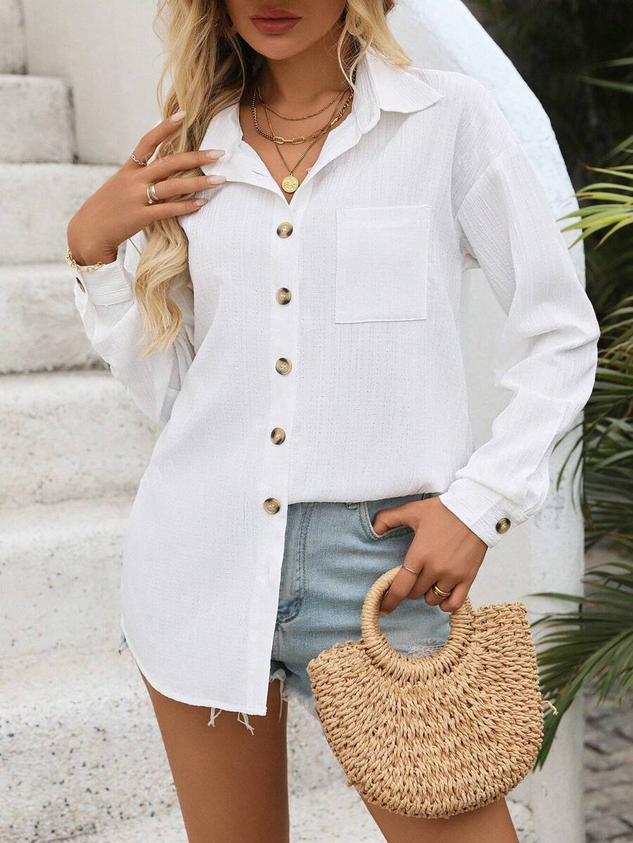 Camicia bianca da donna con colletto aperto e design monopetto strutturato