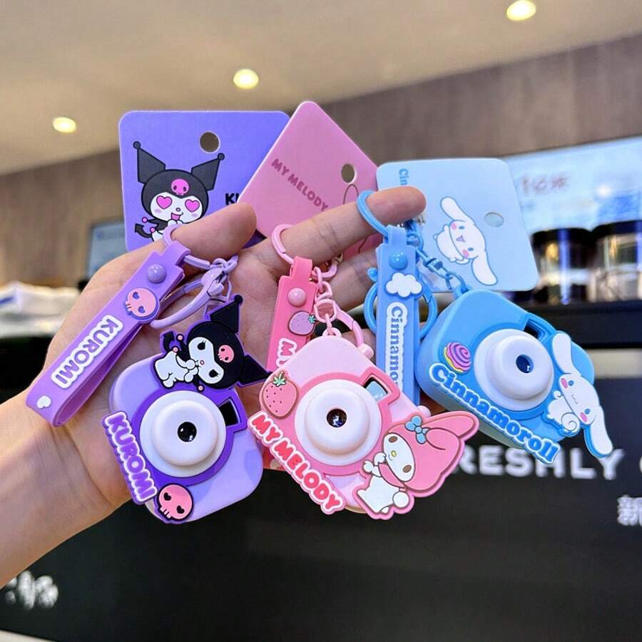 Sanrio 1 stuk officieel gelicentieerde Sanrio sleutelhangers, beeldjes, Kuromi projectielichtcamera, cartoon pluche tas, nieuw cadeau